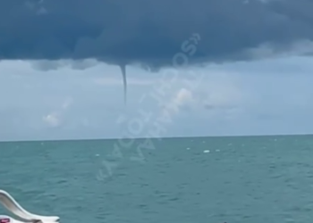 В Сочи над морем сняли на видео сразу несколько смерчей