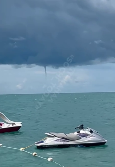 В Сочи над морем сняли на видео сразу несколько смерчей