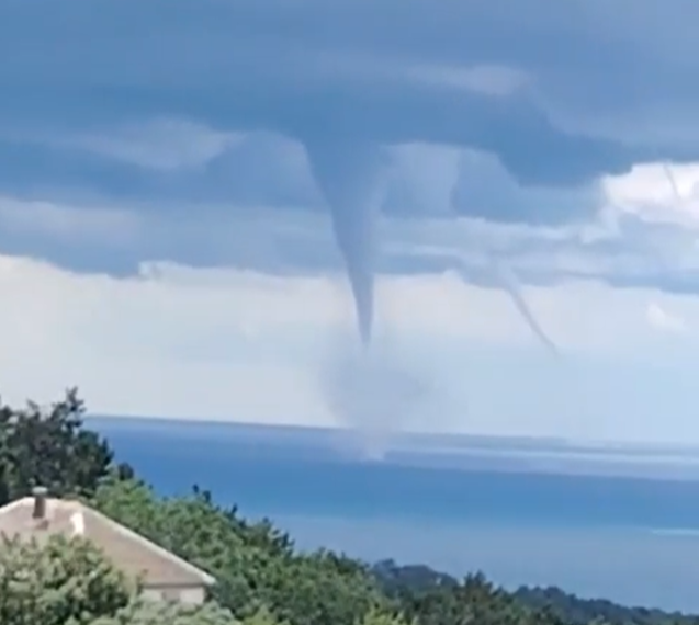 Над акваторией Чёрного моря у Туапсе наблюдали смерчи