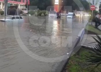 Авто частично скрылись под водой: Сочи после дождя снова напоминает Венецию