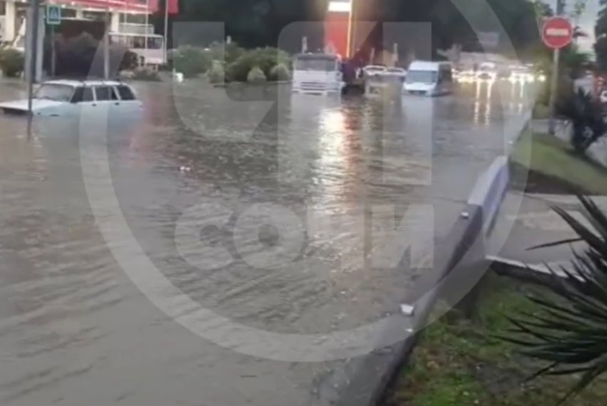 Авто частично скрылись под водой: Сочи после дождя снова напоминает Венецию