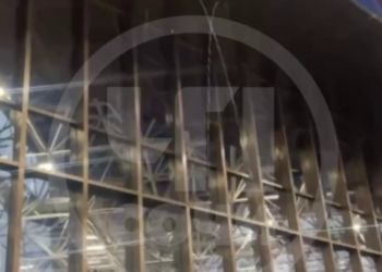 Крыша аэропорта Сочи не выдержала ливня: пассажиры сообщают о потоках воды