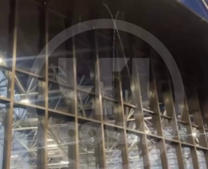 Крыша аэропорта Сочи не выдержала ливня: пассажиры сообщают о потоках воды