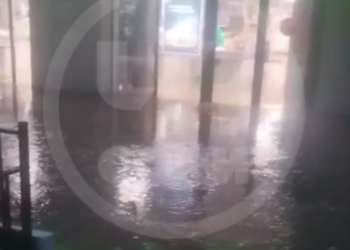 Сильный ливень вечером 23 июня затопил супермаркет в Сочи