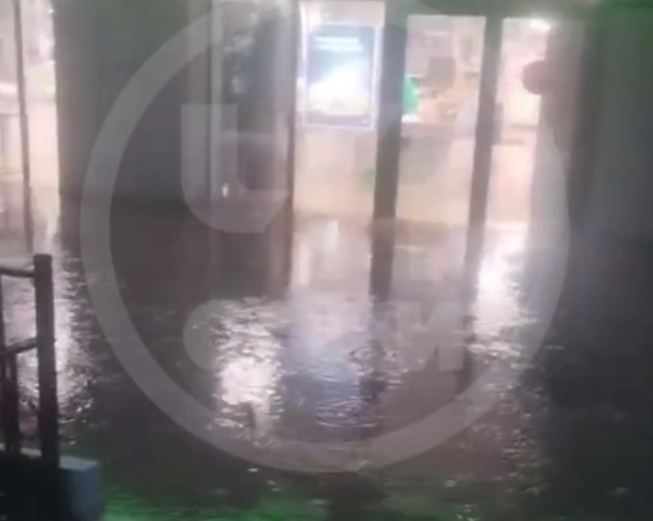 Сильный ливень вечером 23 июня затопил супермаркет в Сочи