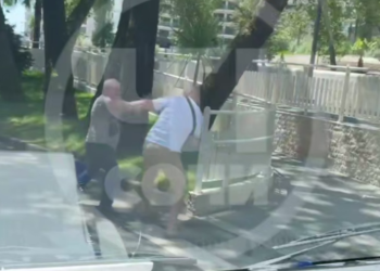 В Сочи водитель и пешеход выяснили отношения кулаками прямо на дороге