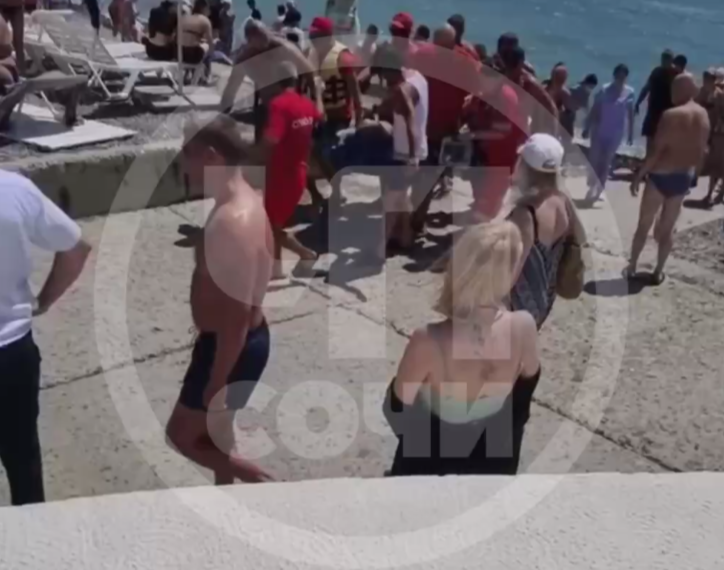 Отдыхающий «умер» на пляже, но его вернули: история чудесного спасения в Сочи