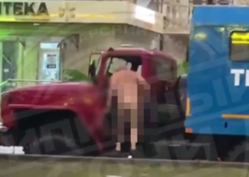 «Голый помощник» на затопленной дороге в Сочи вызвал восторг у прохожих