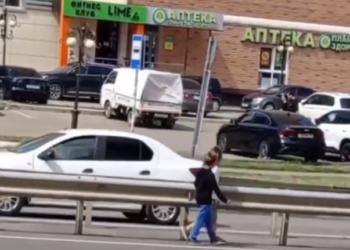 Дети-попрошайки несколько дней бродят по дороге в Краснодаре