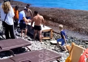 После шторма пляж рядом с Сочи оказался усеян мусором