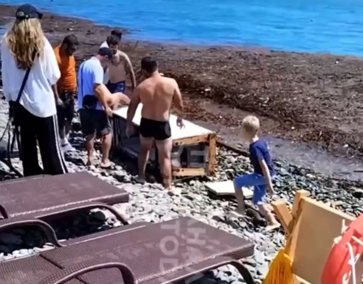 После шторма пляж рядом с Сочи оказался усеян мусором