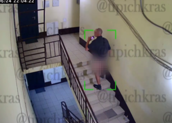 В Краснодаре мужчина без штанов бегал по подъездам многоэтажек