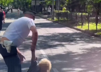 В Сочи женщина устроила лежачий протест на проезжей части