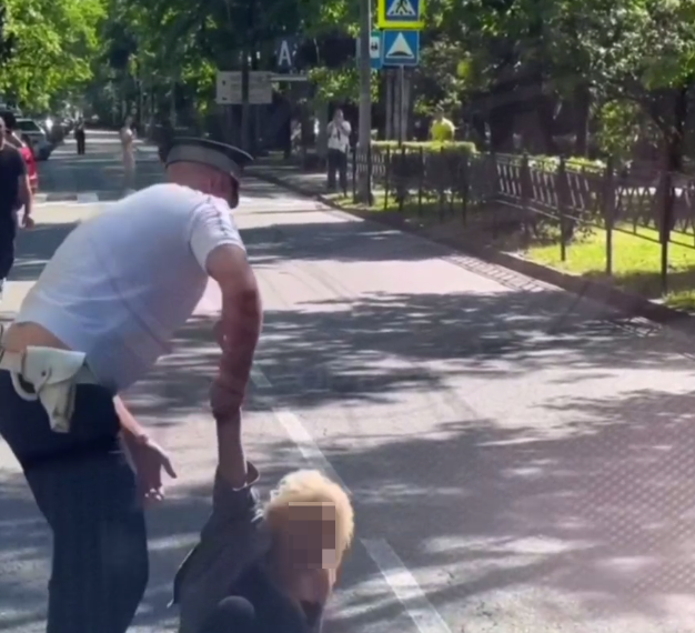 В Сочи женщина устроила лежачий протест на проезжей части