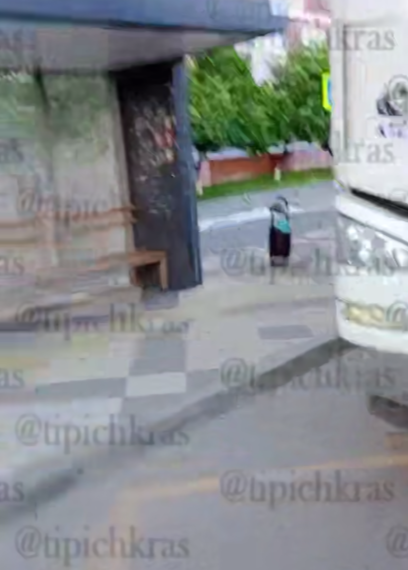 «Крутит всех на одном месте»: конфликт произошел на остановке в Краснодаре