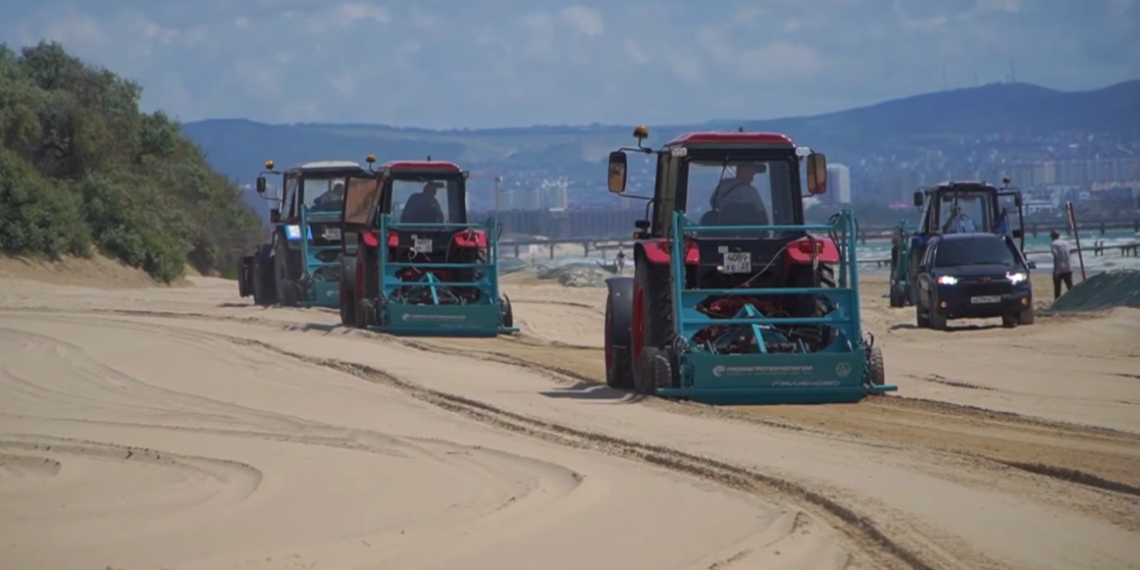 Оперштаб: спецтехника очистила еще 320 метров береговой линии в Анапе