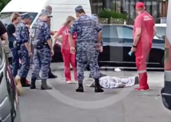 В центре Адлера у жилого дома скончался мужчина