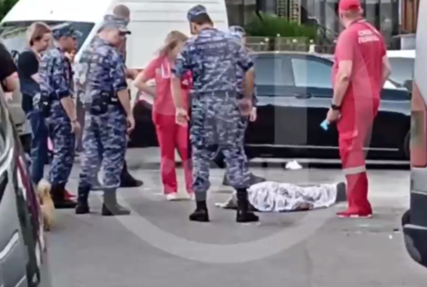 В центре Адлера у жилого дома скончался мужчина