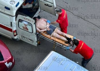 В Краснодаре мужчина в трусах бегал между машин и кричал на демонов