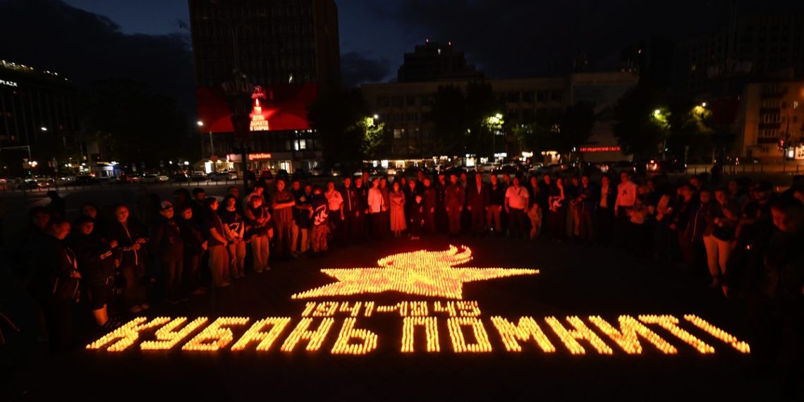 В Краснодаре зажгли пять тысяч свечей в память о героях войны