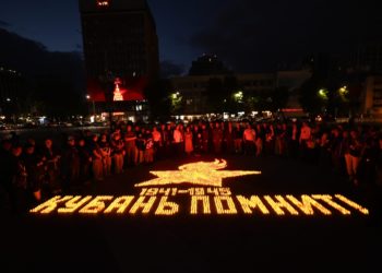 В Краснодаре зажгли пять тысяч свечей в память о героях войны