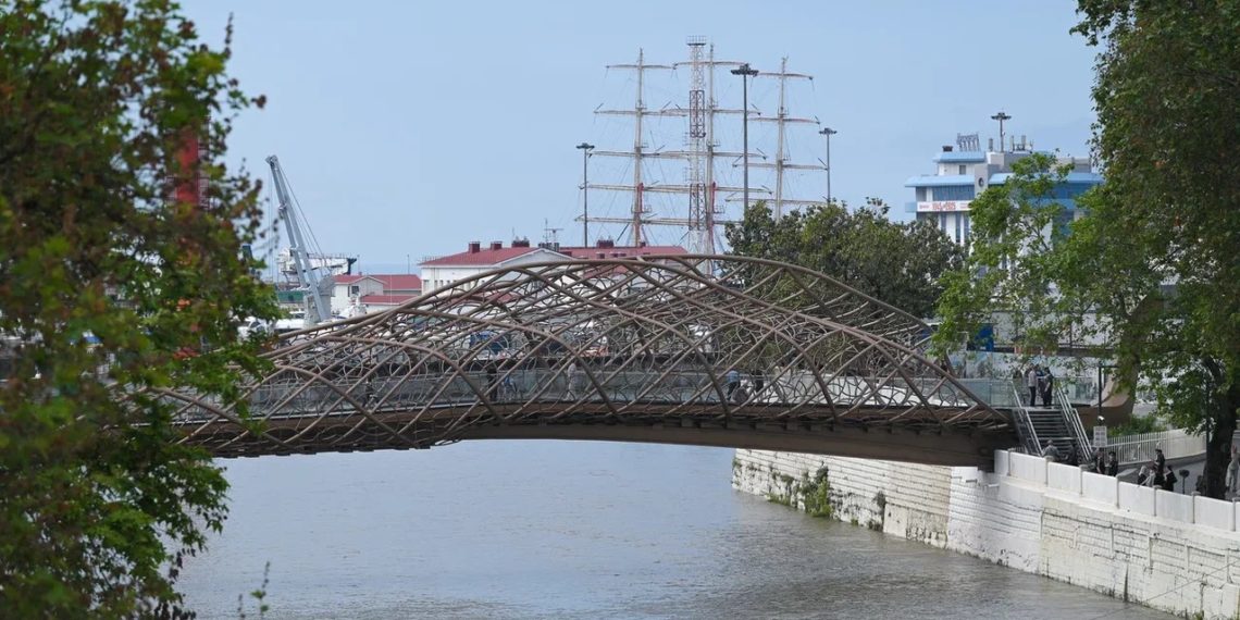 В Сочи открыли мост «Волшебный лист» за полмиллиарда