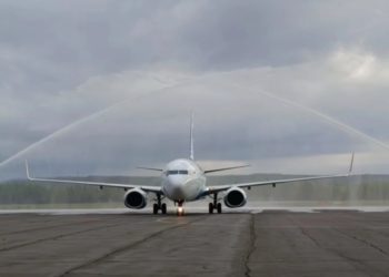 Из Сочи с любовью: в Братске встретили самолет душем