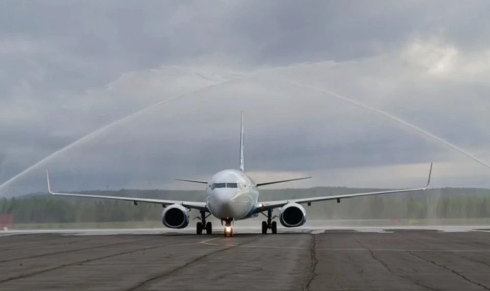 Из Сочи с любовью: в Братске встретили самолет душем