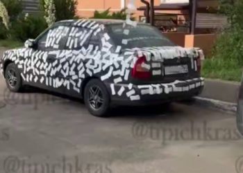 В Краснодаре женщина обклеила авто прокладками и разрисовала дверь