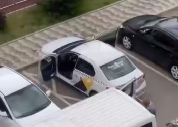 В Краснодаре нашли машину с мертвым таксистом