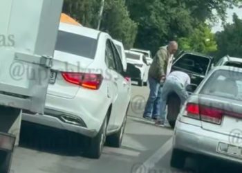 В Краснодаре пассажир выпал из такси прямо на дорогу