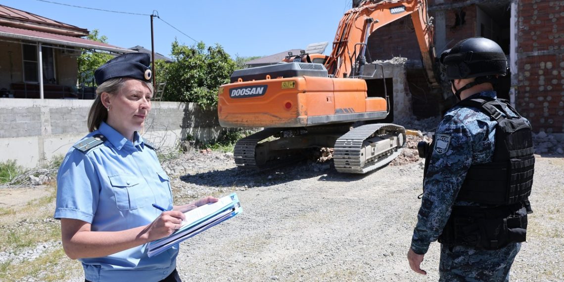 В Сочи на территории чайного хозяйства снесли незаконный банный комплекс