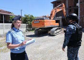 В Сочи на территории чайного хозяйства снесли незаконный банный комплекс