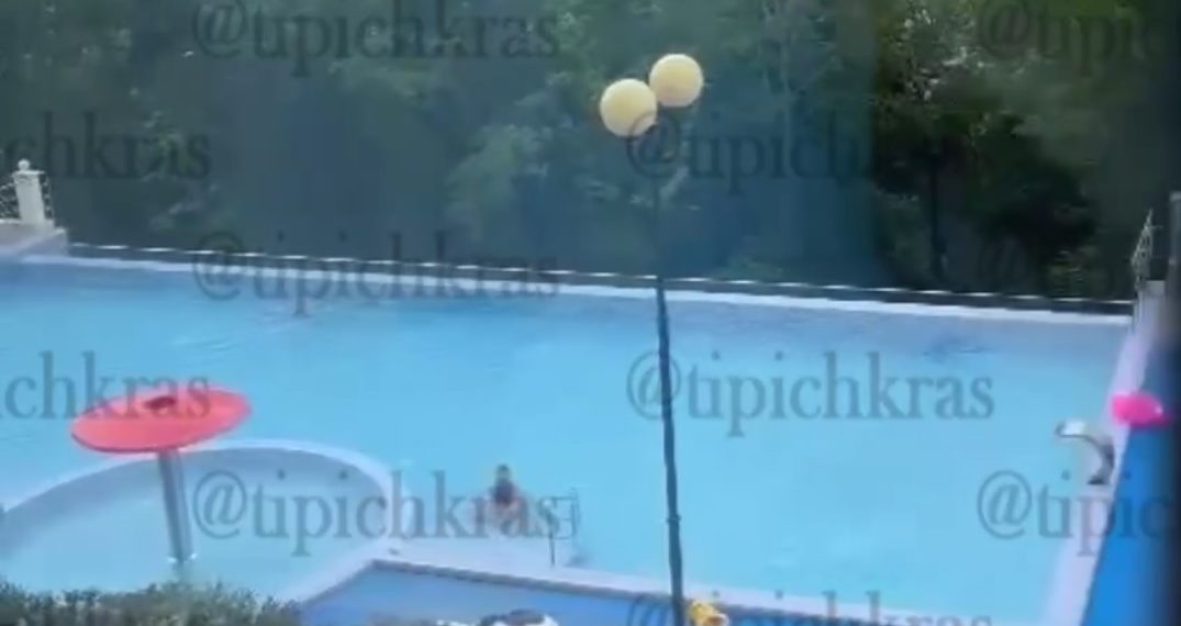 В Сочи пара занялась сексом в бассейне в жилом комплексе