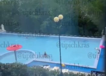 В Сочи пара занялась сексом в бассейне в жилом комплексе
