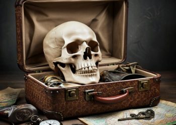 Туристка везла в Крым череп мужа, чтобы показать ему мир