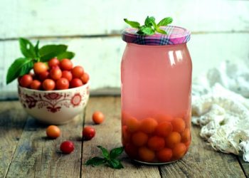 Домашняя консервация привела к вспышке ботулизма в Гагре