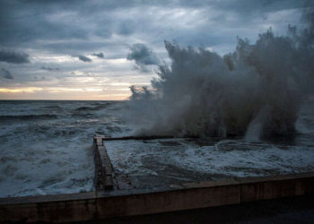 Шторм идёт на Сочи: море волнуется, небо — тоже