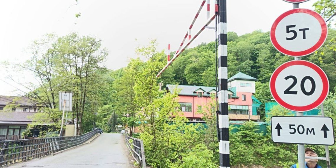 Из-за закрытия моста через реку Кудепсту в Сочи изменились маршруты автобусов