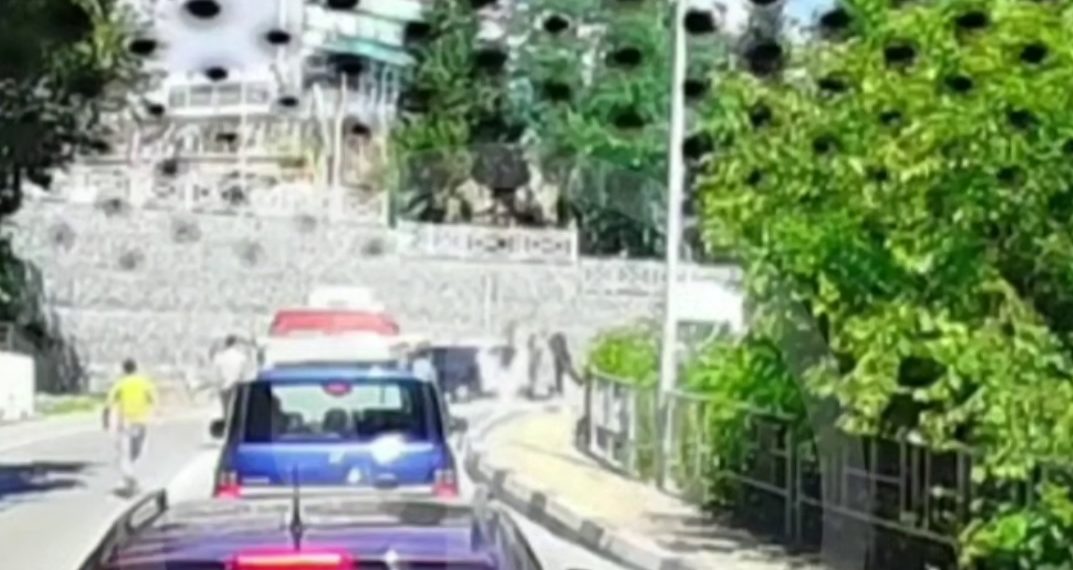 В Сочи двое мужчин избили человека на прямо дороге