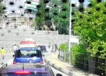 В Сочи двое мужчин избили человека на прямо дороге