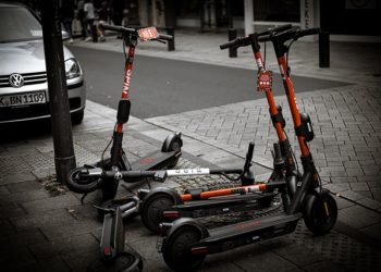 В Сочи запретили стоянку самокатов возле школ