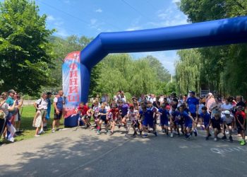 В День России сочинские атлеты пробежали марафон с триколорами в руках