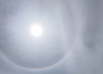 В Сочи заметили гало и радужные облака