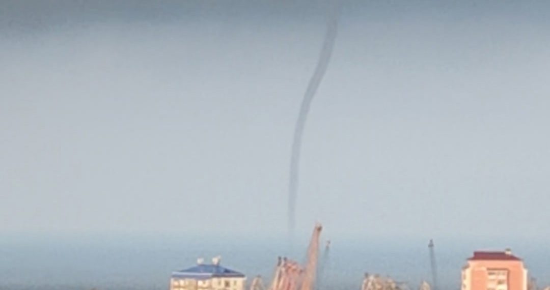 Над Черным морем у Туапсе засняли впечатляющий морской смерч