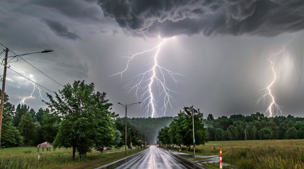 Мощные ливни, грозы и град прогнозируют на Кубани в понедельник 23 июня