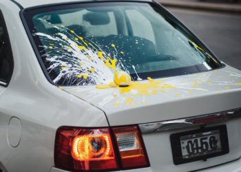 В Сочи мужчина забрасывает соседские автомобили яйцами