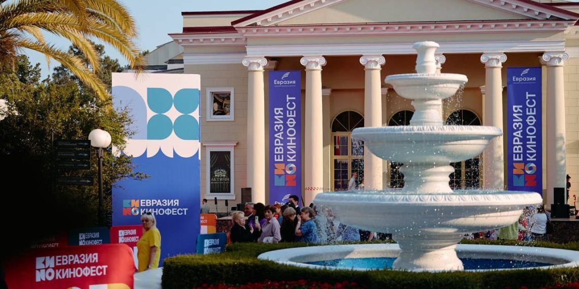 Мария Миронова показала сына Федора в день открытия кинофестиваля в Сочи