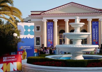 Мария Миронова показала сына Федора в день открытия кинофестиваля в Сочи