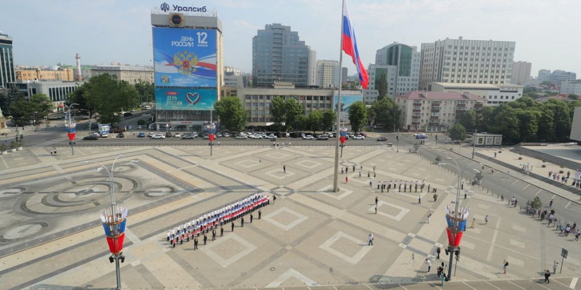 В Краснодаре торжественно подняли национальный триколор в День России